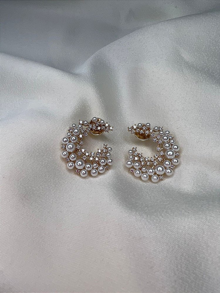 Brinco Em Forma de C com Perolas e Cravejado em Zirconias- Semijoia Banhada Ouro 18K