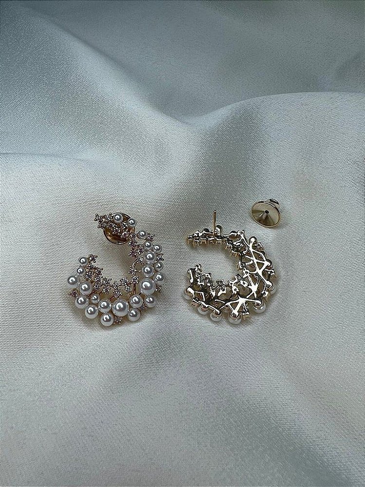 Brinco Em Forma de C com Perolas e Cravejado em Zirconias- Semijoia Banhada Ouro 18K