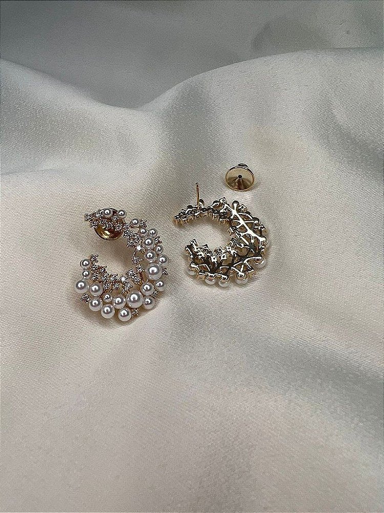 Brinco Em Forma de C com Perolas e Cravejado em Zirconias- Semijoia Banhada Ouro 18K