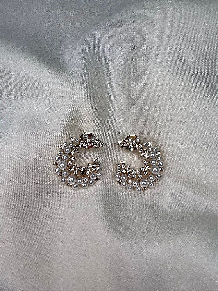 Brinco Em Forma de C com Perolas e Cravejado em Zirconias- Semijoia Banhada Ouro 18K