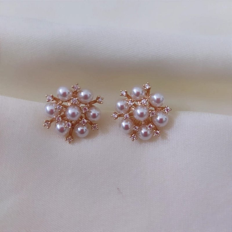 Brinco Botão de Pérolas e Zirconia de Cristal Pequeno - Semijoia Banhado Ouro 18 K