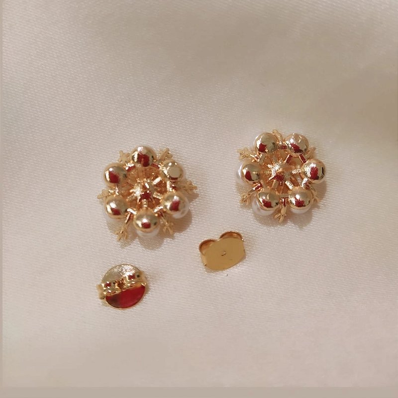 Brinco Botão de Pérolas e Zirconia de Cristal Pequeno - Semijoia Banhado Ouro 18 K