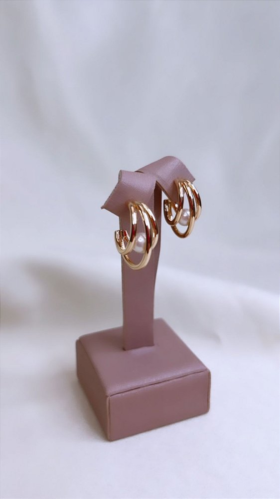 Brinco Argola Três Tubos Pequeno Com Pérola - Semijoia Banhado a Ouro 18K