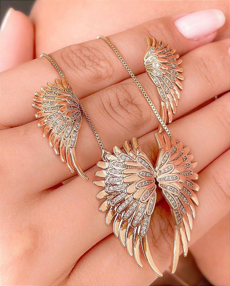 Conjunto Asas de Anjo Com detalhes em Cravejação - BRINCO + COLAR - Banhada a Ouro 18K - Semijoia