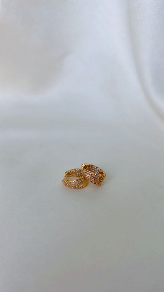 Brinco Argola Larga Clique Pequena Cravejada Triangular Todo Cravejado - Semijoia Banhada Ouro 18 K