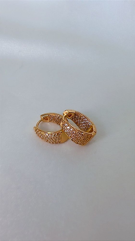 Brinco Argola Larga Clique Pequena Cravejada Triangular Todo Cravejado - Semijoia Banhada Ouro 18 K