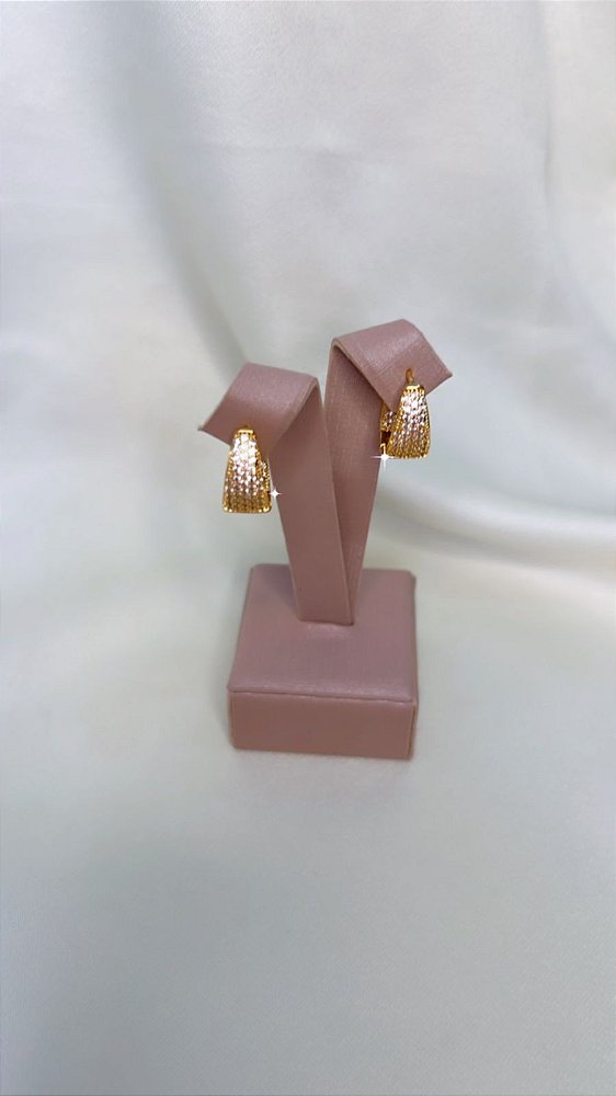 Brinco Argola Larga Clique Pequena Cravejada Triangular Todo Cravejado - Semijoia Banhada Ouro 18 K