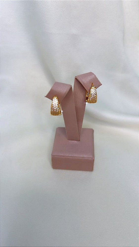 Brinco Argola Larga Clique Pequena Cravejada Triangular Todo Cravejado - Semijoia Banhada Ouro 18 K