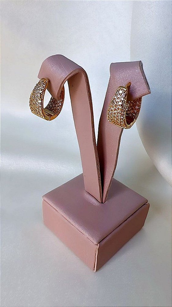 Brinco Argola Larga Clique Pequena Cravejada Triangular Todo Cravejado - Semijoia Banhada Ouro 18 K