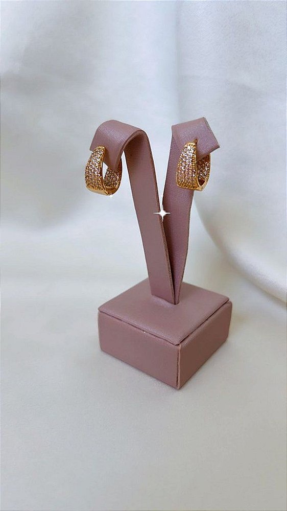 Brinco Argola Larga Clique Pequena Cravejada Triangular Todo Cravejado - Semijoia Banhada Ouro 18 K