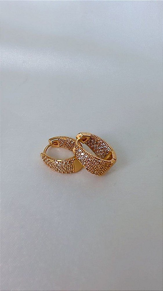 Brinco Argola Larga Clique Pequena Cravejada Triangular Todo Cravejado - Semijoia Banhada Ouro 18 K