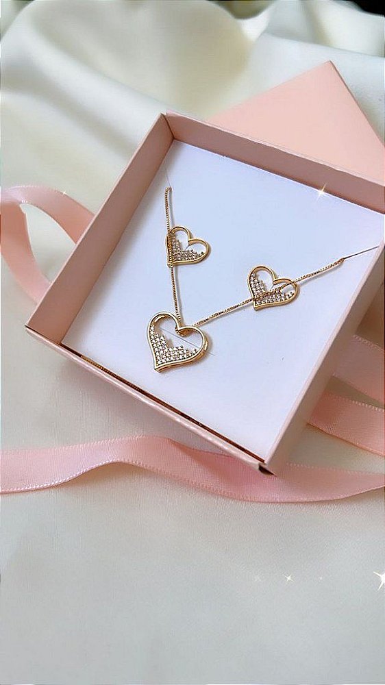 Conjunto Coração Quase Cheio Cravejado-BRINCO + COLAR - Banhada a Ouro 18K - Semijoia