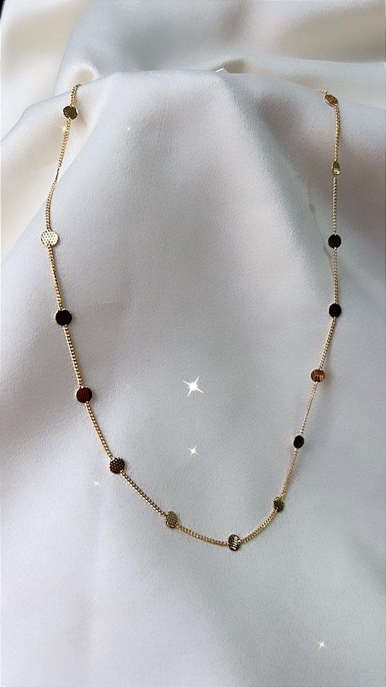 Colar Chocker Bolinhas de Plaquinhas Trabalhadas - Semijoia Banhada Ouro 18 K