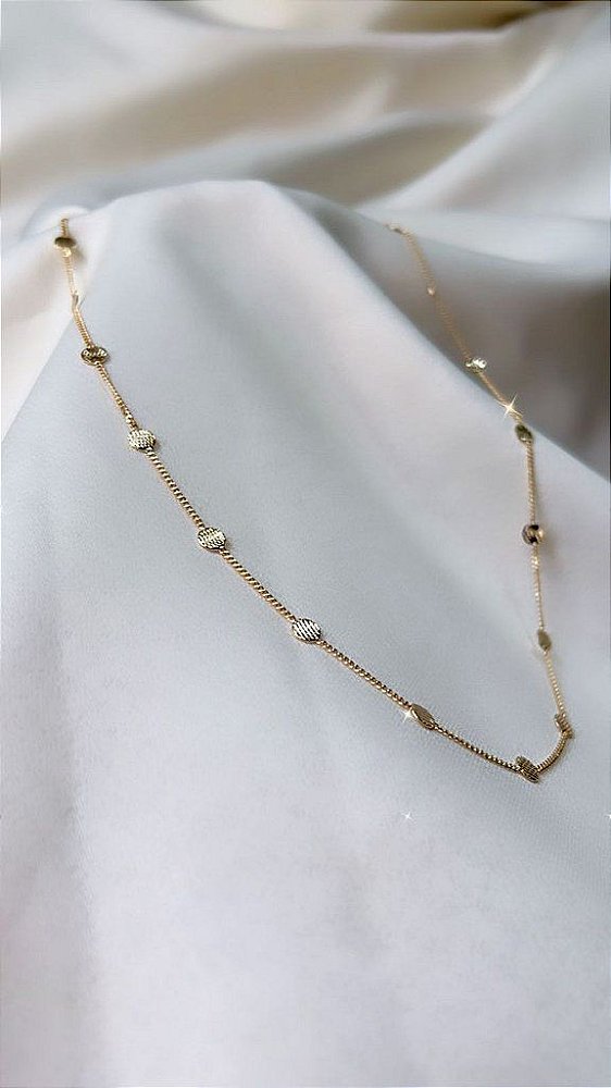 Colar Chocker Bolinhas de Plaquinhas Trabalhadas - Semijoia Banhada Ouro 18 K