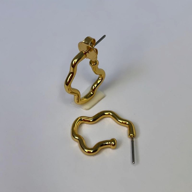 Brinco Ondulado Liso Vazado- Banhado a Ouro 18K - Semijoia