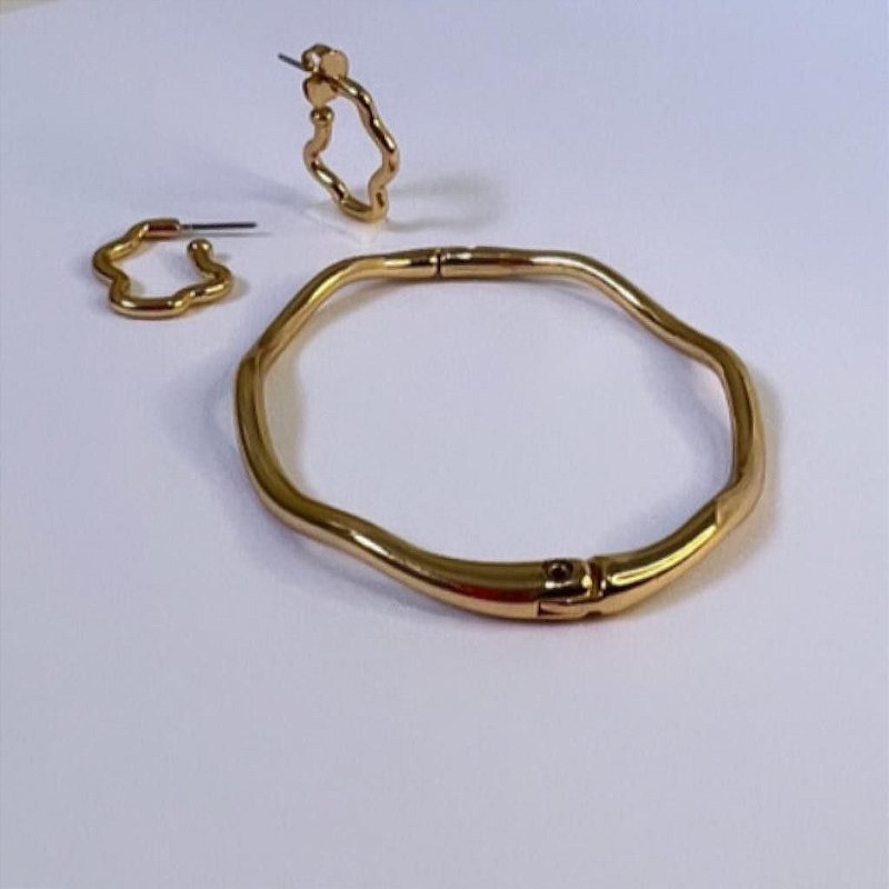 Brinco Ondulado Liso Vazado- Banhado a Ouro 18K - Semijoia