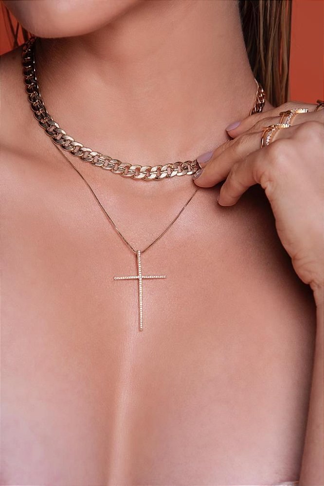 Colar Cruz Palito Fina Cravejada em Zircônias Cristal - Banhado a ouro 18K - Semijoias