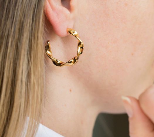 Brinco Argola Semi Torcida Lisa Media - Banhado a Ouro 18K - Semijoia