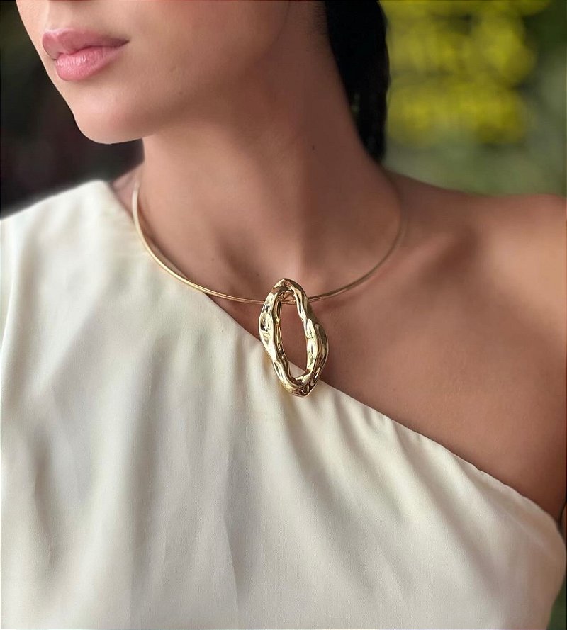 Colar/ Chocker /Gargantilha/ Aro Tubo Fino Liso Com Pingente Folha Vazada Organica - Semijoia Banhada Ouro 18 K