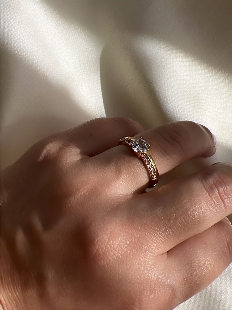 Anel Solitário Fino Cravejado e Liso com  Ponto de Luz de 6mm com 4 Garras - Baixo - Semijoia Banhada a Ouro 18k