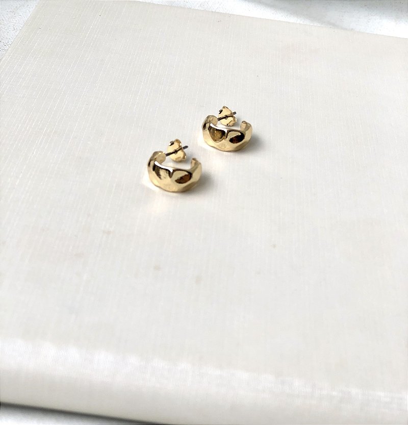 Brinco Argola Martelada Orgânica Pequena -Semijoia Banhado a Ouro 18K ou a Rodio