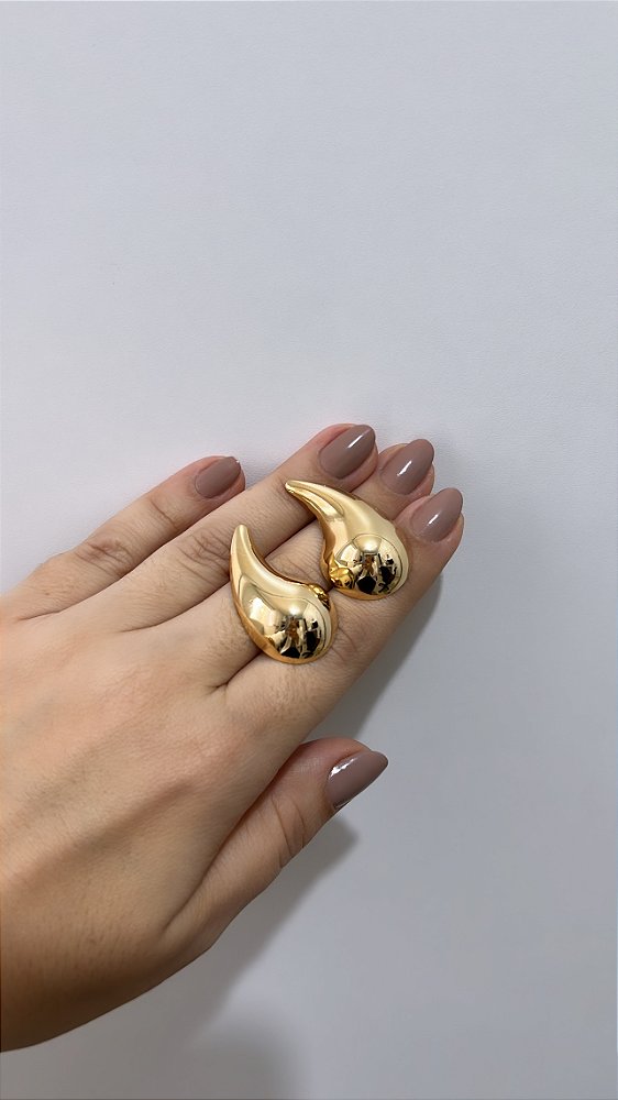 Brinco Gota Vírgula Lisa Média  - Semijoia Banho Ouro 18K
