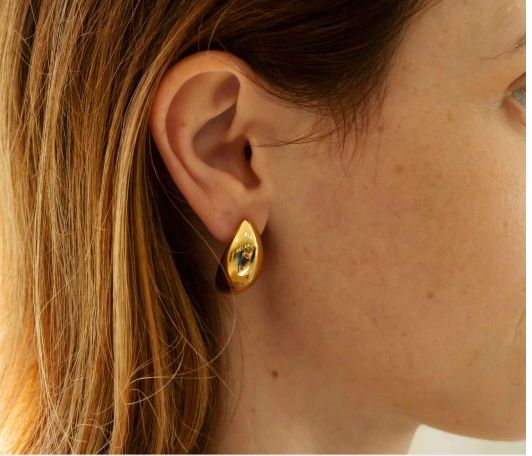 Brinco Oval Liso Médio - Minimalista - Semijoia Banhada a Ouro 18K ou Ródio