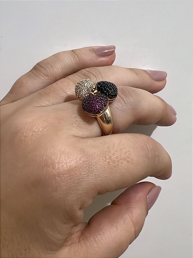 Anel Com Pingente de Três Corações Cravejados Coloridos- Semijoia banhada a ouro 18k