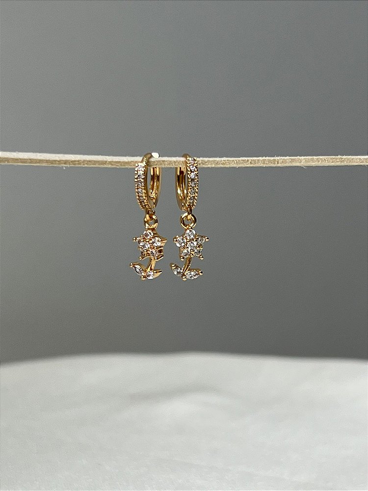 Brinco Argolinha Rosa Cravejada - Flor no Cabo com Folhas Cravejadas - Semijoia Banhada a Ouro 18K