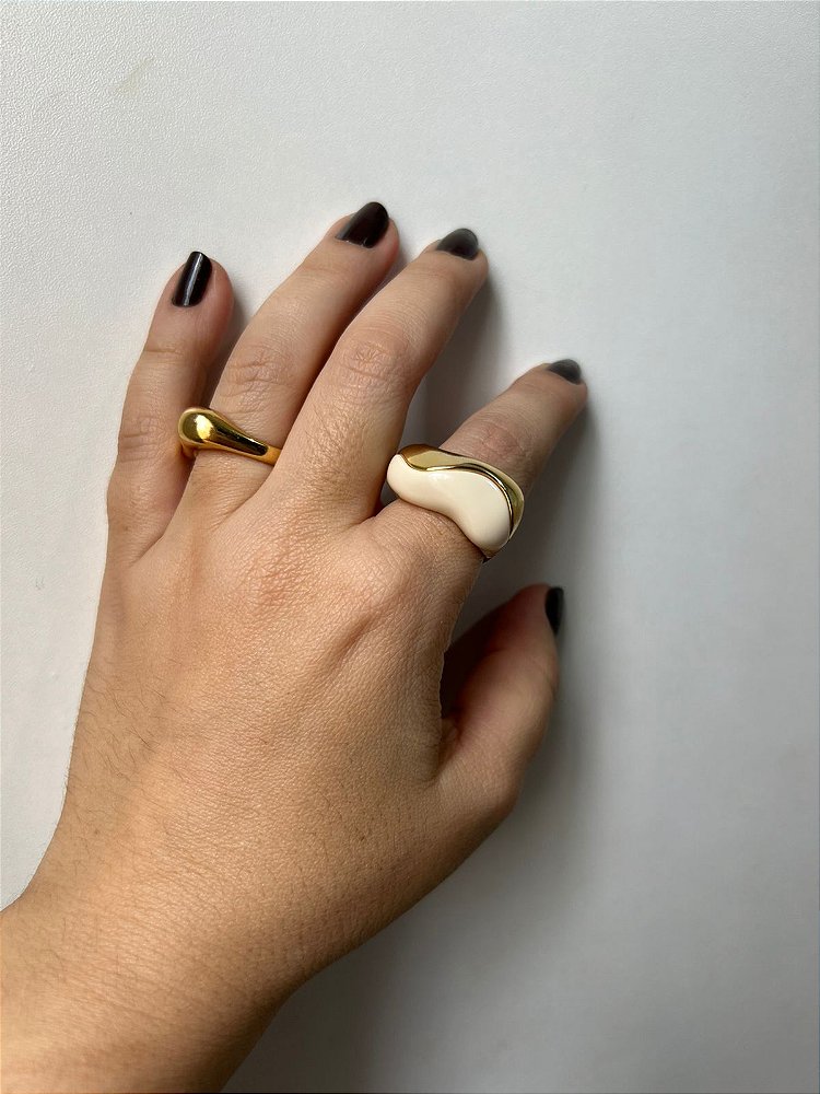 Anel Movimento Off White Dourado – Semijoia Moderna Kalize - Banhado a Ouro 18k