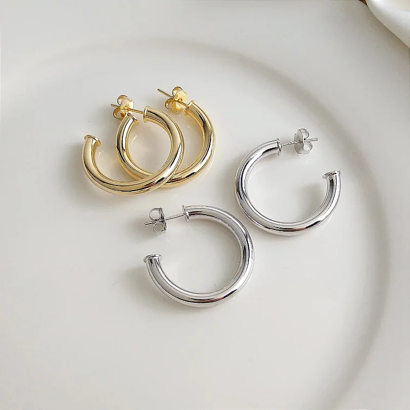 Brinco Argola Clássica Media - Argola tubo - Semijoia Banhado a Ouro 18K -