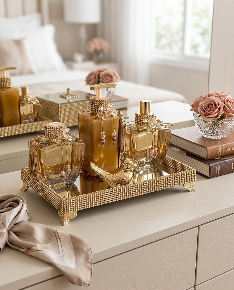 Kit Decorativo Banheiro Dourado com Bandeja, Saboneteira, Home Spray e Caixa