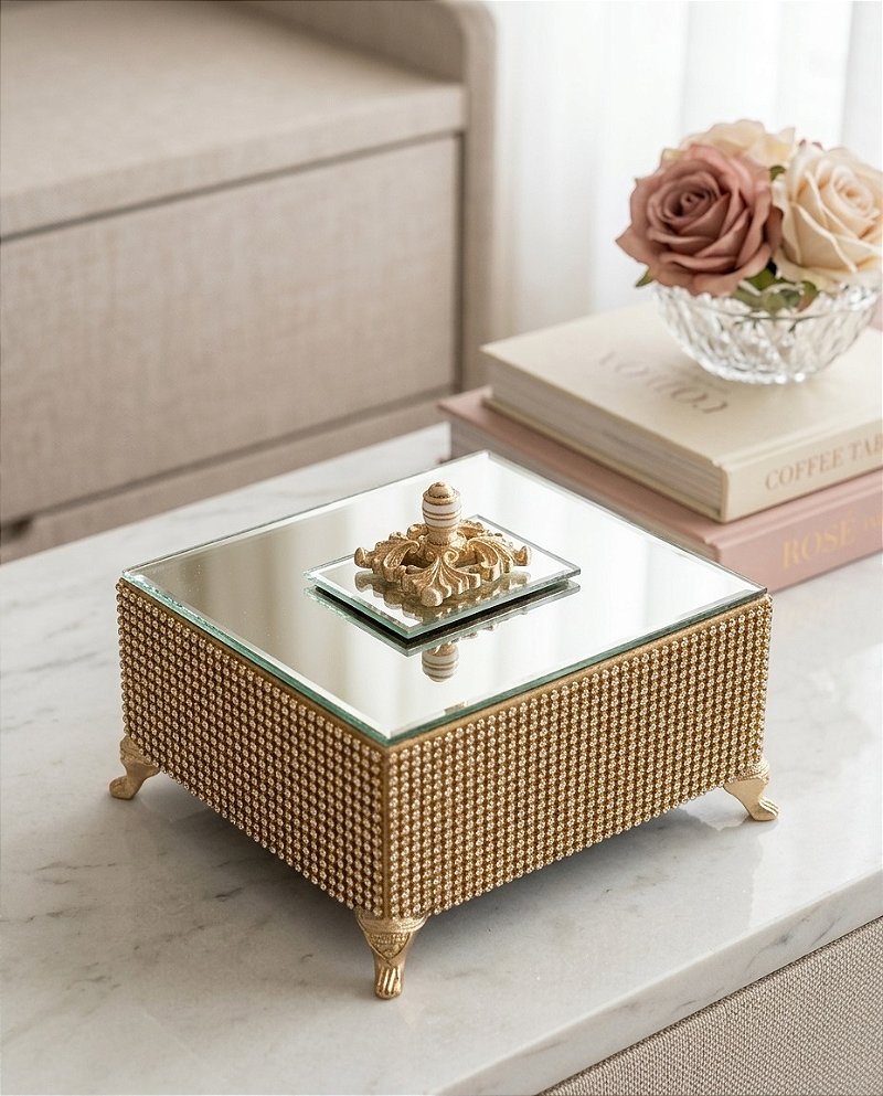 Kit Decorativo Banheiro Dourado com Bandeja, Saboneteira, Home Spray e Caixa