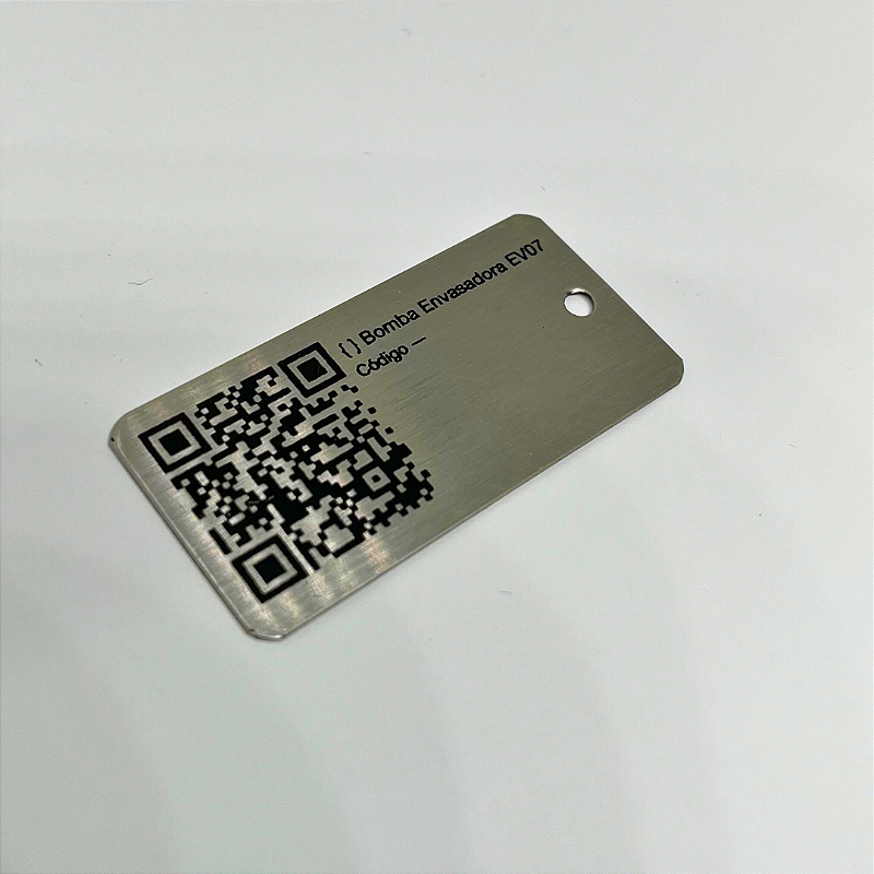 800 plaquinhas em Inox 30 × 13 mm com QR Code Gravado