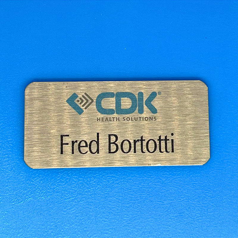 500 Plaquinha em Inox 7 × 3 cm – Personalização de logo + nome
