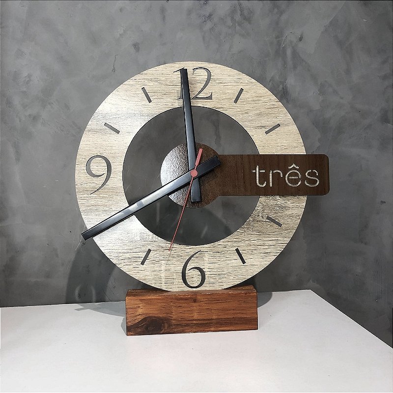 Relógio de Mesa Decorativo em Madeira com Design Vazado (30cm)
