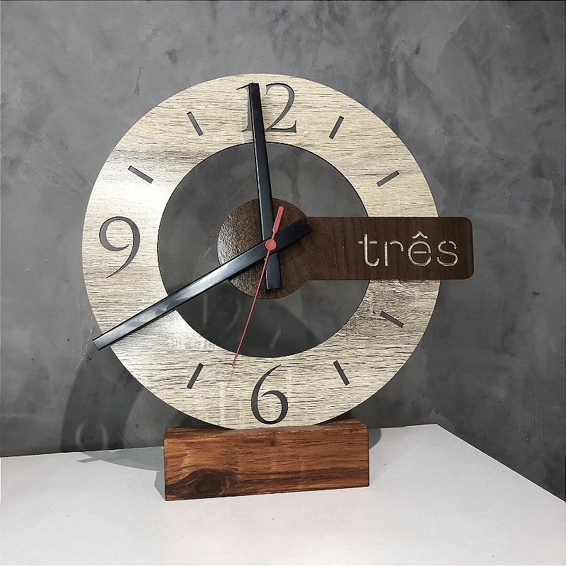 Relógio de Mesa Decorativo em Madeira com Design Vazado (30cm)