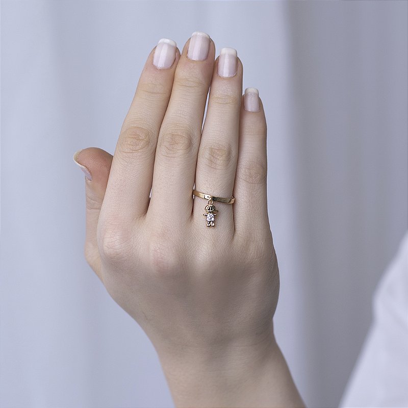 Anel Feminino Dourado com Cristais de Zircônia um Menino Luxuoso - Banhado a ouro 18k