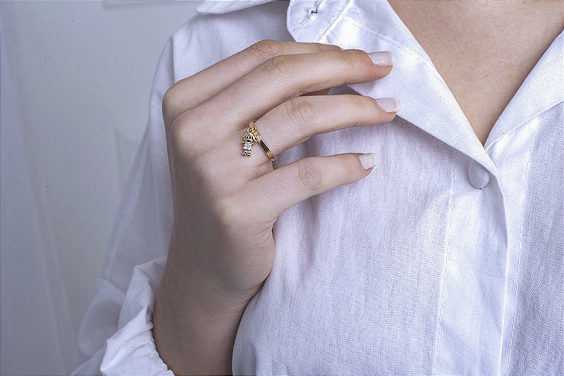 Anel Feminino Dourado com Cristais de Zircônia um Menino Luxuoso - Banhado a ouro 18k