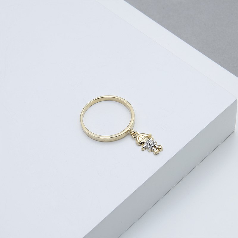 Anel Feminino Dourado com Cristais de Zircônia um Menino Luxuoso - Banhado a ouro 18k