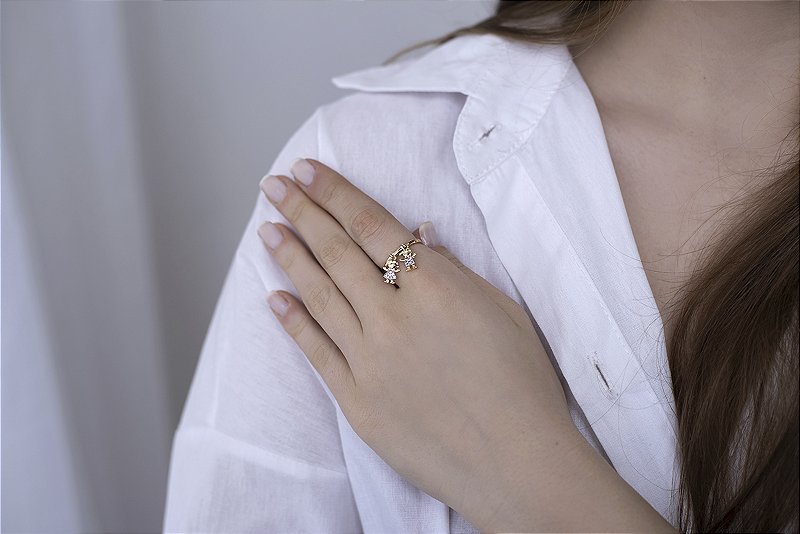 Anel Dourado com Pingentes de Menininhos em Zircônia - Banhado a ouro 18k