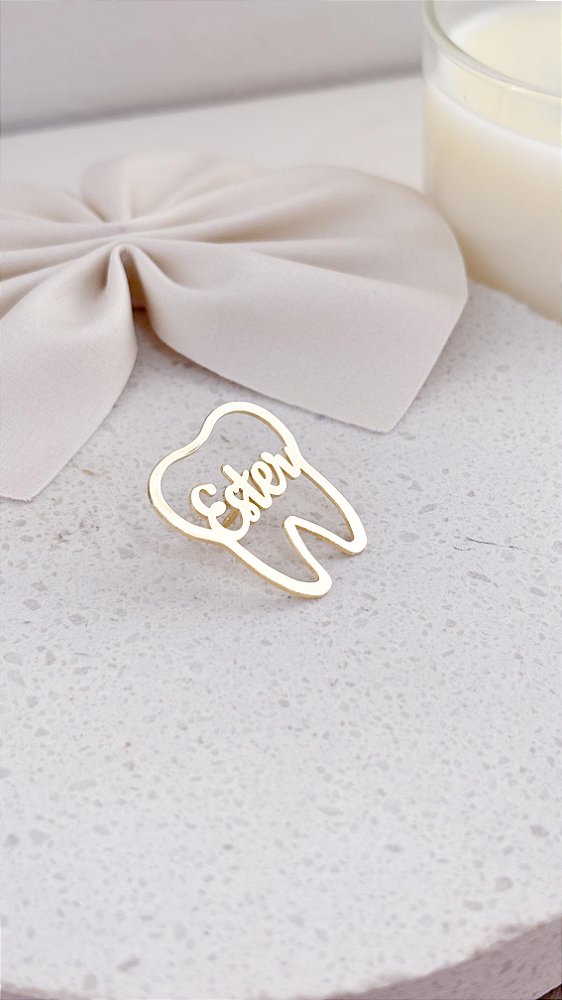 Broche Personalizado em Formato de Dente com Nome – Banhado a Ouro 18k