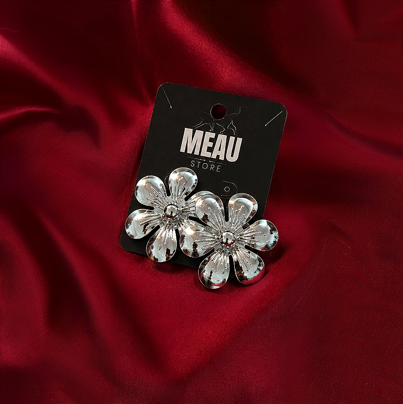 Brinco Flor Metalizado Prata Feminino Elegante | Meau Store