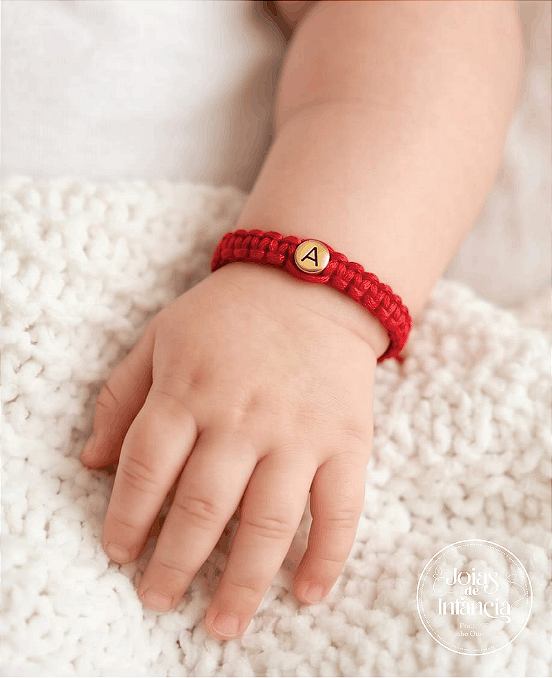 Pulseira Macramê vermelha 2mm com Letra Semijoias