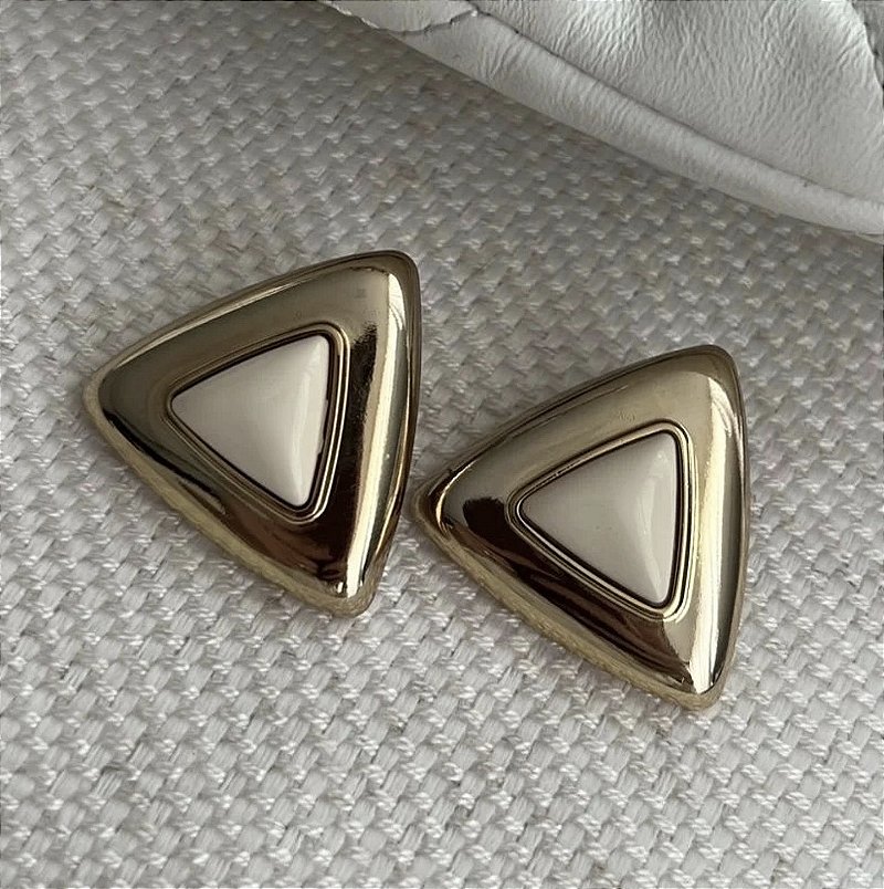 Brinco Botão Triângulo Off-White Banho de Ouro