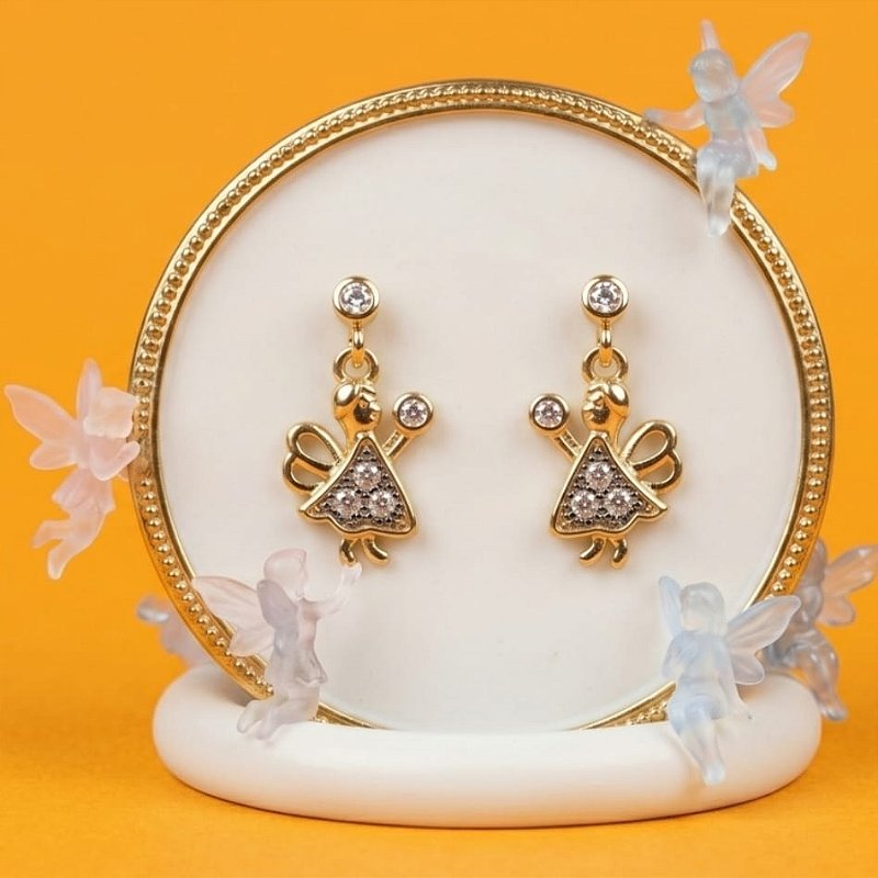 Brinco infantil fadinha com zircônia banhado a ouro 18k
