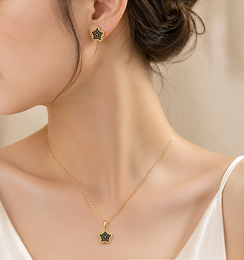 Conjunto de brinco e colar estrelas em zircônias negras folheado a ouro 18k