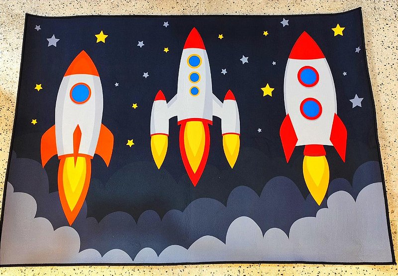 Tapete Infantil Foguetes Espaciais 100x140 cm – Antiderrapante | Conforto, Diversão e Imaginação