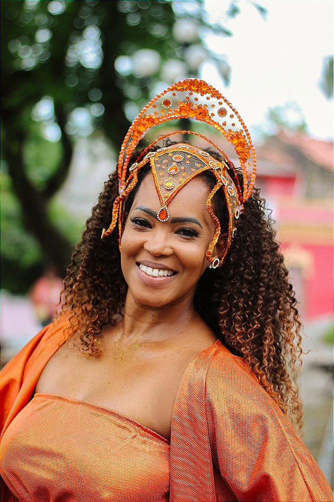 Adereço de cabeça laranja com pedrarias