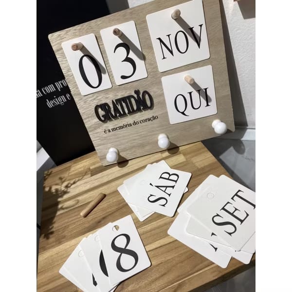 Calendário Decorativo de Parede com Portas Chave